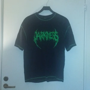 Oversized svart tröja oanvänd - Aldrig använd, står "darkness" i grön text, från New Yorker