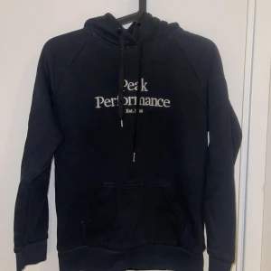 hoodie - Svart peak performance hoodie i bra skick.