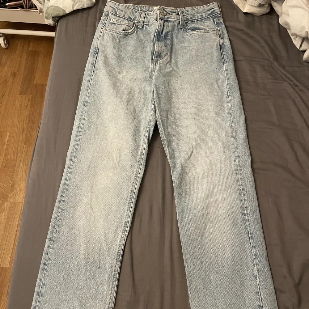 Säljer mina ljusblåa jeans från Zara, köpta här på plick, men aldrig använda av mig då jag köpte fel storlek, inga skador eller liknande❤️Storlek 34. Jeans & Byxor.