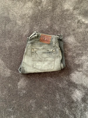 Polo Ralph Lauren Vintage Bootcut - 33/30 fin grå fade, blir bara bättre med tiden lägger sig skönt över skorna i och med flaren!