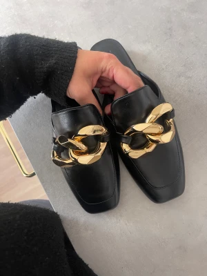 Slippers  - Slippers från primadonna. Storlek 40 men som 39. Har själv 38/39. Använda typ en gång i Spanien. Som nya och fina. 