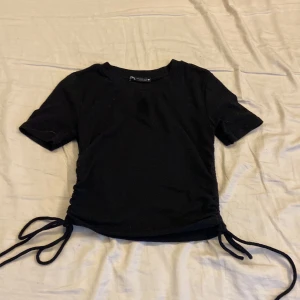 Jättefin tröja från Zara! - Säljer en jättefin t-shorts från Zara! Knappt använd och i jättebra skick. Längden på tröjan går att justera med snörena.
