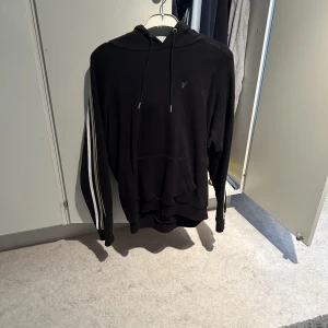 Pier One trackhoodie I storlek S - Svart trackhoodie med färgade ärmar i storlek S