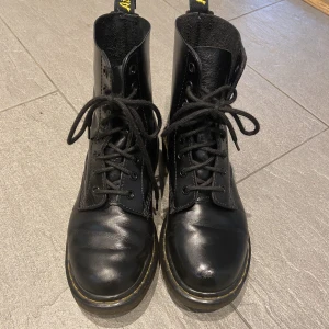 Dr martens - Säljer mina dr martens i hyfsat nyskick. Skorna är använda men inga defekter förutom ett litet skav längst fram på skon. Se bild två🌷Hör av er vid frågor! 
