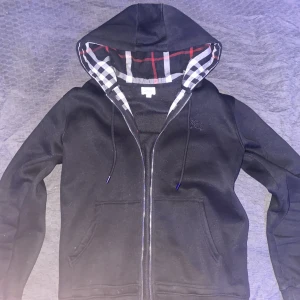 Burberry Zip-Up Hoodie - Burberry Hoodie Storlek M, mer bilder finns att fråga om
