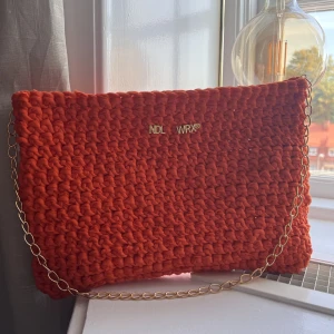 Handgjord väska  - Handgjord virkad väska!   Bredd: 32 cm Djup: 22,5 cm  - Står ej för frakten! Kostnad 40kr - Tar emot swish  Priset kan diskuteras, men jag har räknat in materialkostnad & tid.  Finns även att hämta i Gävle. 