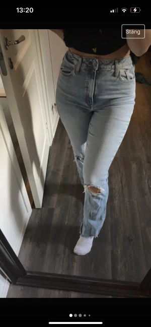 Blå jeans - Från zara, storlek 38. Har klippt de för länge sen för de var för långa och sytt igen en del av slitsen som ni ser på sista bilderna, men de ser bra ut. Säljer då jag ej använder de🫶