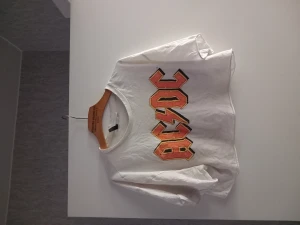 Croptop  - Acds croptop I fint skick ( är bara lite skrynklig)💓