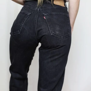 Levis jeans - Svarta raka Levis jeans i storleken W26🙌🏼🙌🏼Mycket sparsamt använda
