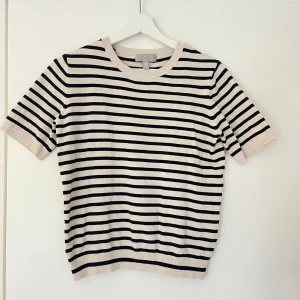 Randig stickad t-shirt - Randig stickad t-shirt från h&m. Använd fåtal gånger, så i väldigt bra skick🤍(pris kan diskuteras)