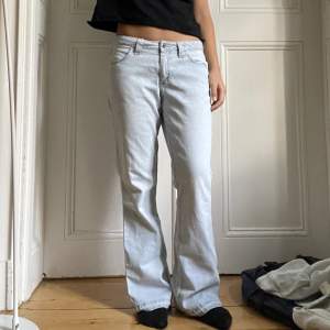 Snygga ljusblåa jeans utan bakfickor!  Midjemått: 79cm Innerbenslängd: 76cm