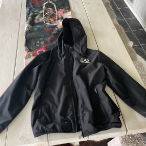 Ea7 jacka - En ea7 Jacka 160cm. Äkta köpt från kidsbrandstore. Nypris 1500-1700. Katt i hus