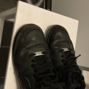 Nike Airforce 1 Black - Säljer mina svarta Airforces då dem inte kommer till användning längre. Priset kan diskuteras