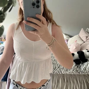 Gulligt linne  - Jättegulligt linne med volang som inte kommer till användning utan bara ligger i garderoben!💗💗 Köpt i polen och i bra skick utan defekter!