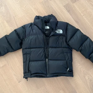 The north face jacka  - Svart the north face jacka i nyskick. Ordinarie pris 3000kr