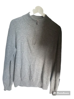 Oscar Jacobson kashmir halfzip  - Säljer min Kashmir halfzip från Oscar Jacobson i superbra skick eftersom att jag inte använder den så mycket. Köpt på nk för 1,700kr men vill bli av med den snabbt så lägger ut för 899kr men förslag accepteras Storlek s