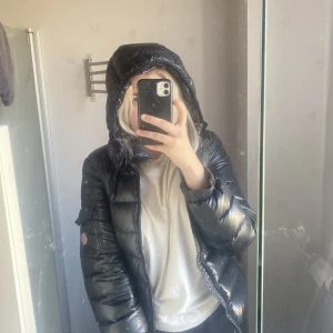 Svart moncler jacka - Säljer min svarta moncler jacka som blivit för liten. Skriv för mer info