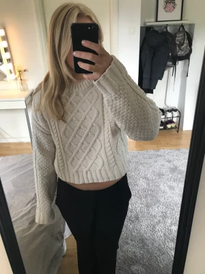 Stickad tröja bershka  - En jättefin stickad tröja från bershka. Det är bara att höra av sig vid intresse och frågor 🤍