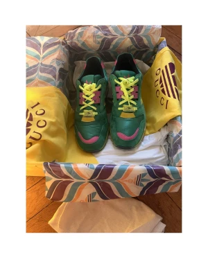 Gucci x Adidas sneakers torsion  - Slutsålda sneakers från samarbete mellan Gucci och Adidas. Använda en gång, i jättebra skick. Säljes med originalbox och skopåsar. 