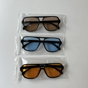 Solglasögon 3 st - 3 par solglasögon  Aldrig använda  Svart fläck på ena glaset på dom orangea se bild 