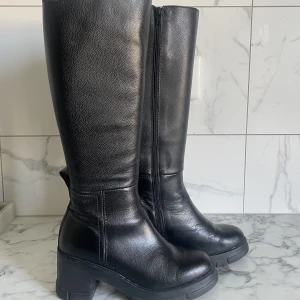 Läderstövlar - Wonders - Lärderatövlar från Wonders i nyskick. Storlek 38. Använda max 2 gånger, i mycket bra skick. Köptes förra året och har varit väl omhändertagna. I äkta läder. Nypris 2099, säljer dom för 1200. 