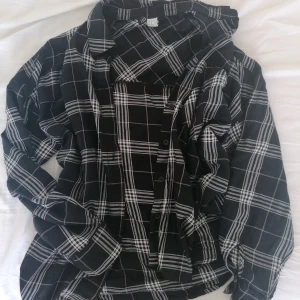 HM Skjorta🖤 - Den är fint och lite använd men i bra sticka 👍