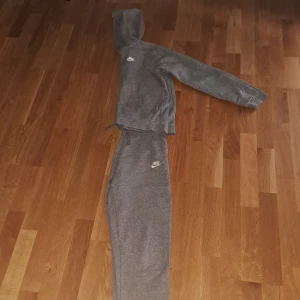 Grå nike  - Säjer för det är förlitet/använd få gånger 