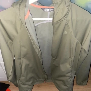 The north face  - Säljer min skaljacka ifrån The North Face, Storlek M men ganska så tajt i storleken. Köparen står för frakten 