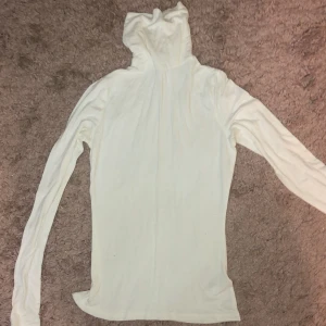 Vit turtleneck - En simpel och snygg turtleneck tröja i mjukt trikå🤍 använt ett fåtal gånger och den är i fint skick!