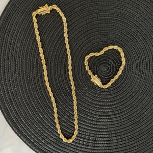 Cordell smycken guldpläterad  - Hej Allihopa! Jag har massor med cordell halsband/armband till salu. 21k guldpläterad hur fina som hels, storlek 6mm i olika längder. Vattentät och går bra att duscha med de det kommer inte påverka färgen. Hör av er vid intresse   Halsband med diamanter 1