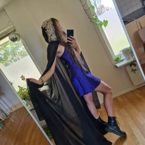 Halloween cape - Ursnygg, lång cape med broderi och paljetter på huvan. Väldigt lång och flowy. (Skulle uppskatta den till 2m) Fint lite genomlysande material/bra kvalitets-mesh och välgjord - helt utan defekter 🥰 köpt för 900:-, använd en gång