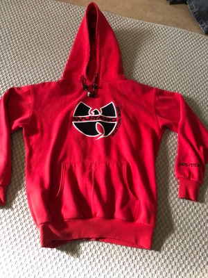 Wutang hoodie - Wutang Clan hoodie med broderat tryck i storlek M. Väldigt bra skick 