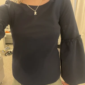Blus med snygg detalj  - Jätte fin blus med en fin volang detalj på armarna. Kan gå ner i pris vid snabb affär 
