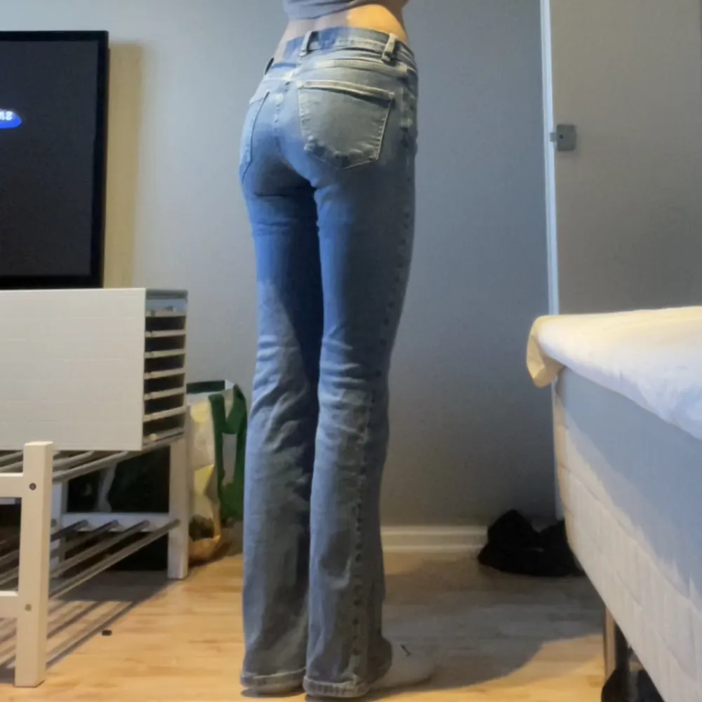 Säljer dessa low waist Bootcut jeans från Gina då de inte kommer till användning längre. Jag är 169 och de sitter bra i längden på mig, de är lite mer mid waist💗. Jeans & Byxor.