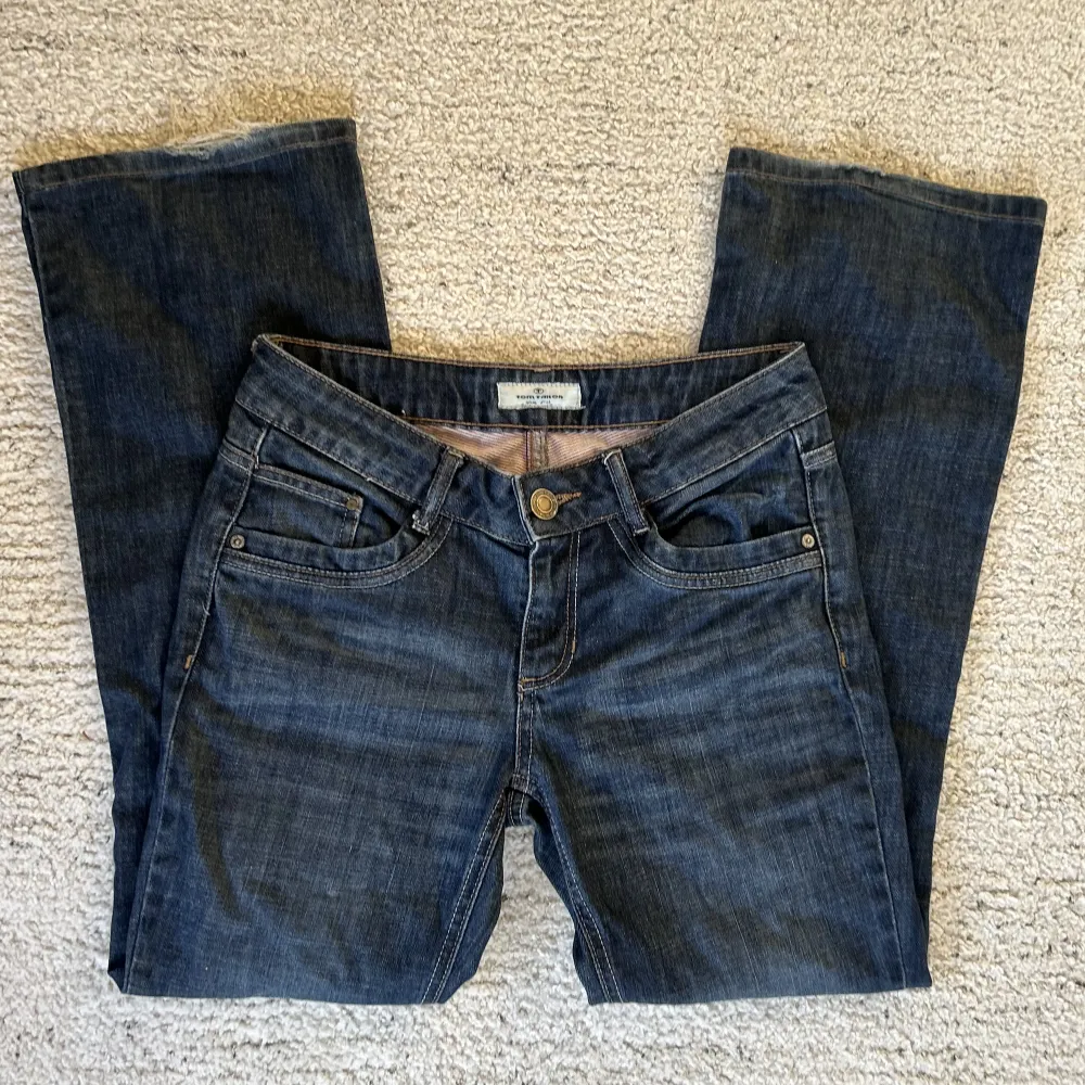 Jättefina lågmidjade bootcut jeans från sellpy. Innebensmåttet: 71 cm midjan tvärs över: 36 cm. Passar på mig som är 158 så de är rätt så korta. Lappen är avklippt men jag skulle säga att storleken är runt S Priset kan diskuteras. Fråga för fler bilder!💘. Jeans & Byxor.