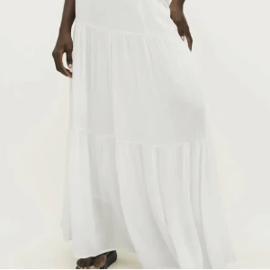 Vit långkjol - Har inte kommit till användning. Storlek L men skulle säga passar mindre bättre!❤️