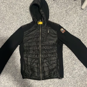 Parajumper vår jacka  - Säljer min parajumper jacka för att den är liten för mig och inte passar har använts i 1 månad ungefär men är i nyskick ny pris går mellan 2 tusen kr och 4 tusen kr  men priset kan diskuteras vid snabb äfar