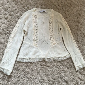 Stockholmsstil tröja - Säljer denna så fina stickade tröja från zara. Den är vit med blommönster i spets. Använd 1 gång.