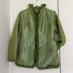 Hemmasydd jacka med broderi - Köpt på second hand. Står att det är en L men jag skulle uppskatta det till en S/M. Liten i storleken. 