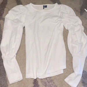 Puffärmar tröja - Tröja med puffiga ärmar från VERO MODA. Fint skick i storlek S.
