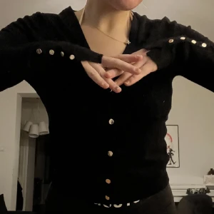 Kofta med guldknappar - Säljer denna fina kofta från zara💗