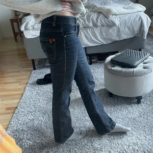 Lågmidjade jeans - Jätte snygga lågmidjade jeans med fräcka fickor! Säljer då dom inte komit till så stor användning. Storleken är 28. Jag är 174 och brukar ha storleken S. 