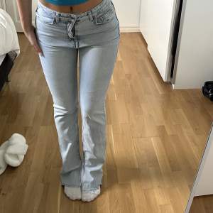 säljer mina assnygga jeans från Gina då ja redan har så många blå jeans. Storlek 38 och har en slits längst ner. Nypris 399kr säljer för 150kr❤️
