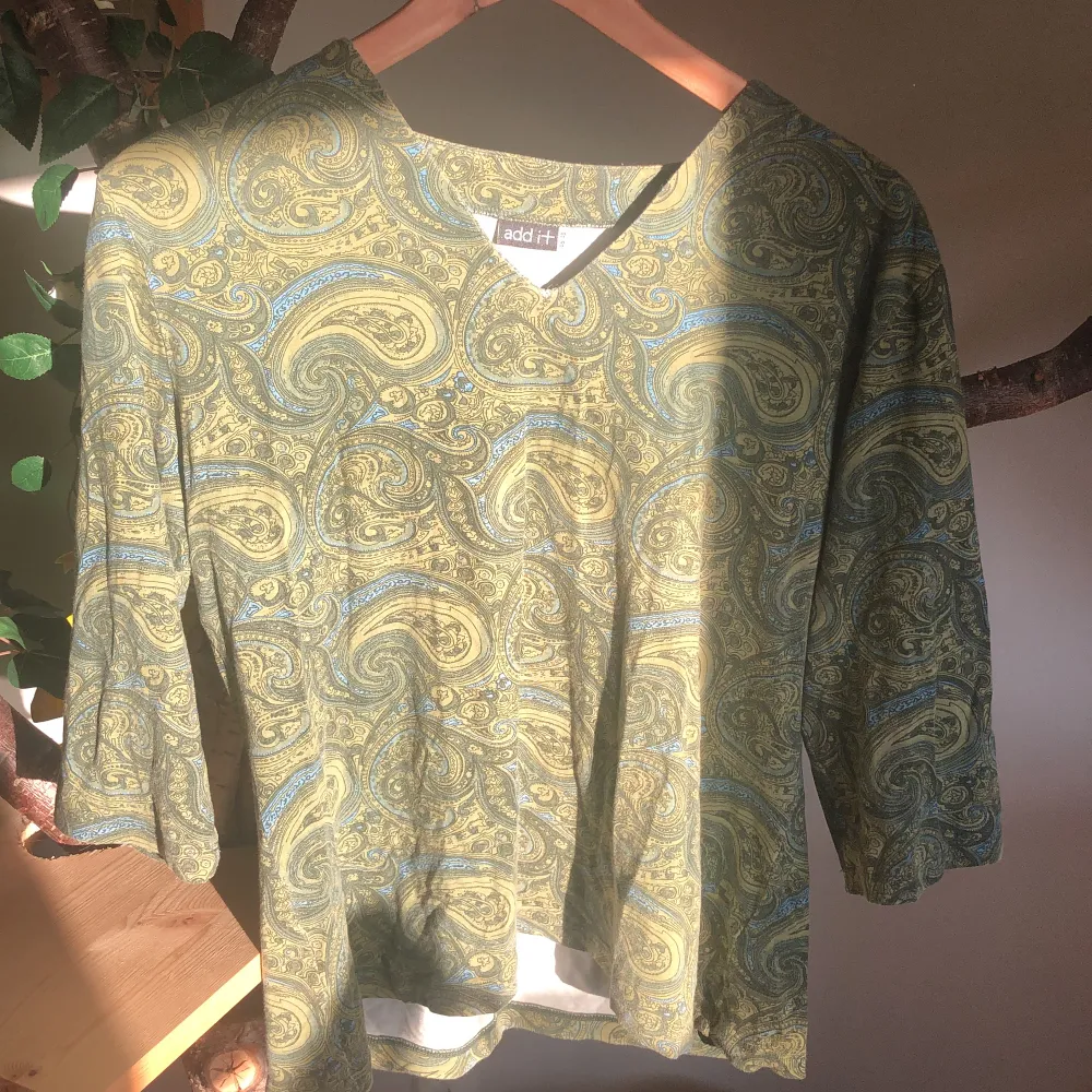 En tröja jag köpte second hand men som aldrig kom till andvänding 🥲Jättefint mönster som skulle passa någon med hippieish stil 🫶🏽 (Finns en till ”hippie” tröja som jag säljer 🙌🏽). Toppar.