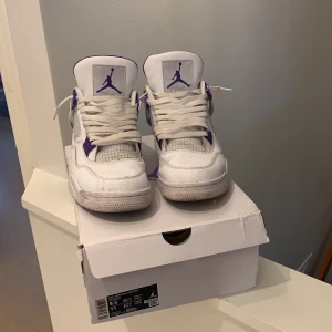 Jordan 4 purple metallic - Säljer mina 4or nu eftersom de inte ör min stil och skorna har jätte bra skick. De har varit lite använde men inte mycket. Box kommer med. Nypris 7000kr