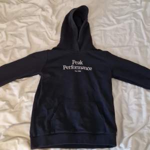 Tjo tjo säljer min peak hoodie för jag inte använder den längre riktigt bra skick. Hör av er vid fråger eller bilder.pris kan diskuteras.