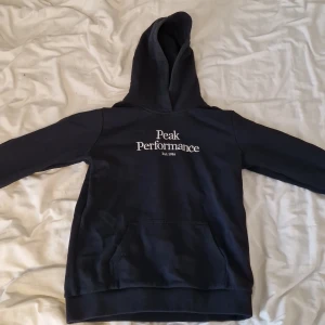 Peak hoodie - Tjo tjo säljer min peak hoodie för jag inte använder den längre riktigt bra skick. Hör av er vid fråger eller bilder.pris kan diskuteras.