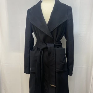 Hugo Boss kappa  - Varm Hugo Boss kappa. Helt ny, lite skrynklig eftersom den nyss är uppackad. Varm och skön. Nypris är 2000-3000kr. 