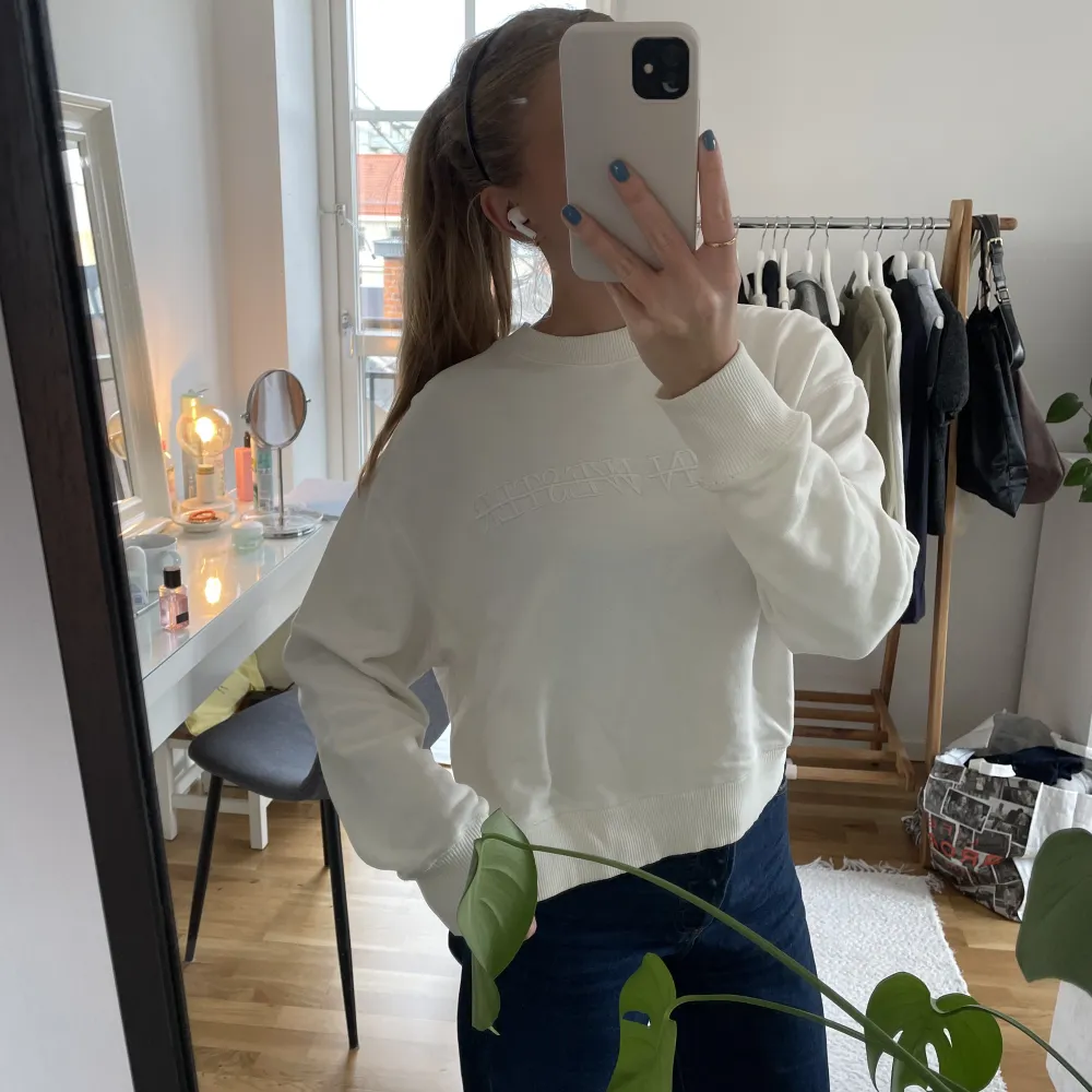 En klassisk vit crewneck från Carin Wester i storlek XS💓 Bra skick!. Tröjor & Koftor.