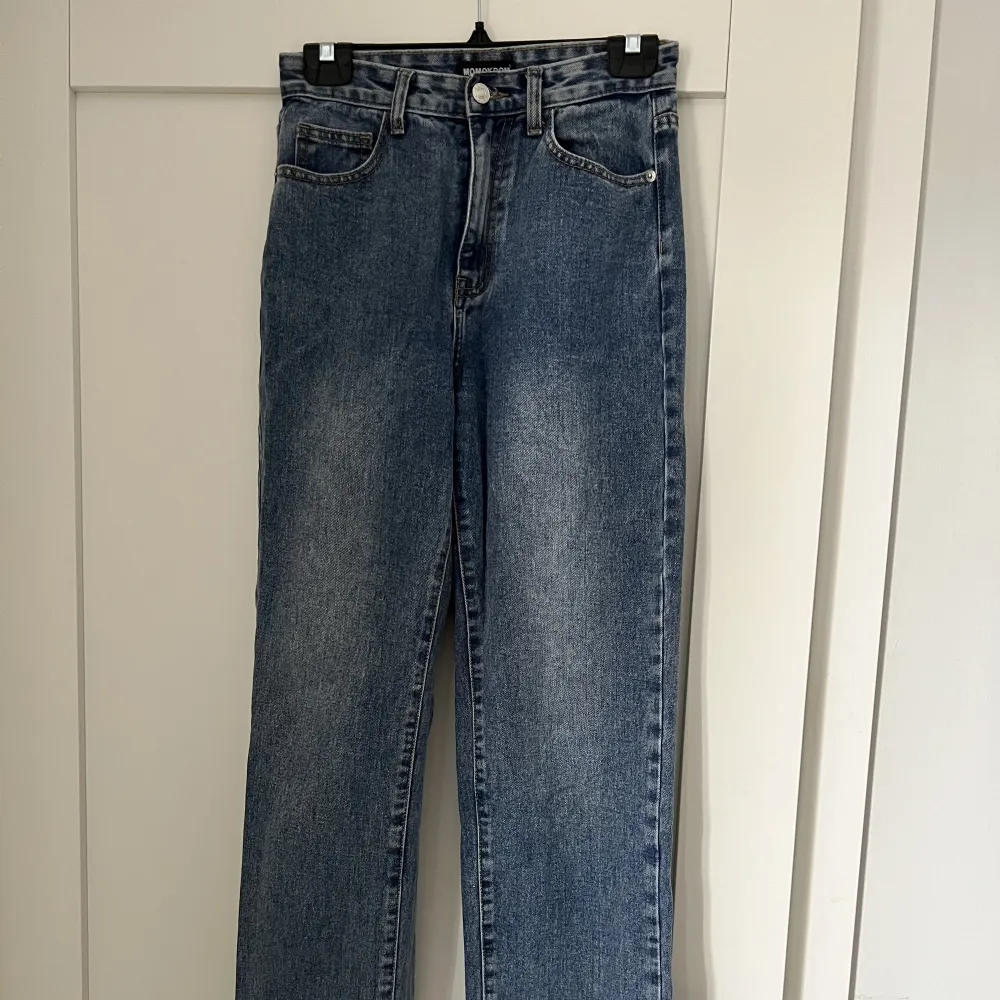 Jeans med slits, använda men fortfarande bra skick.. Jeans & Byxor.